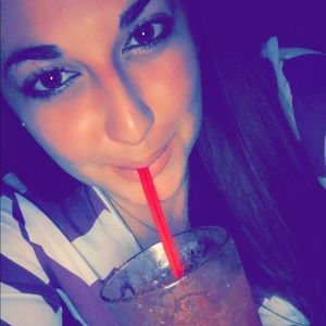 Meet your Posher, Larissa